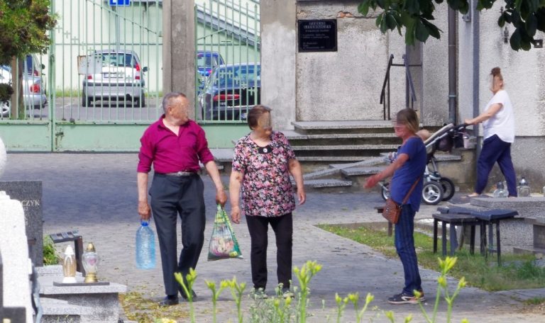 zaczepia na cmentarzu