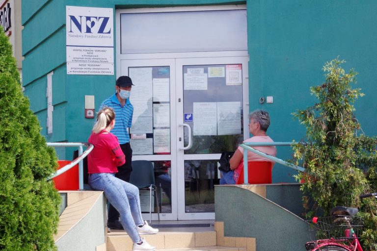 pod drzwiami do przychodni