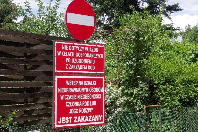 zakaz na działkach