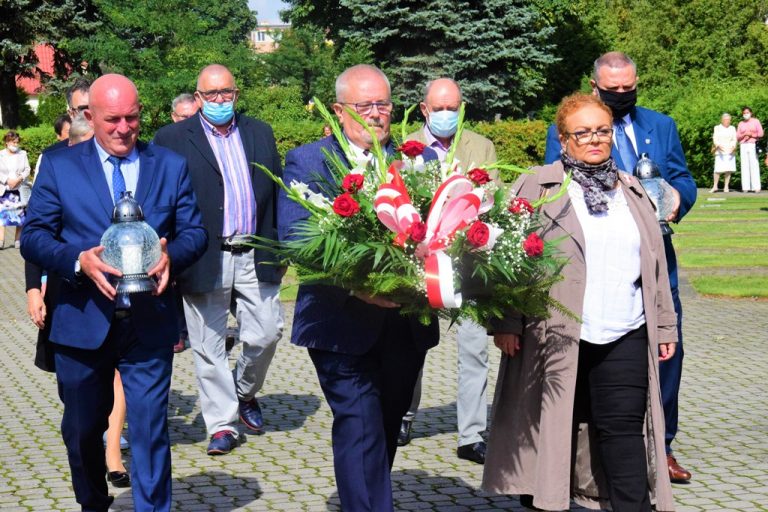 burmistrz składa kwiaty