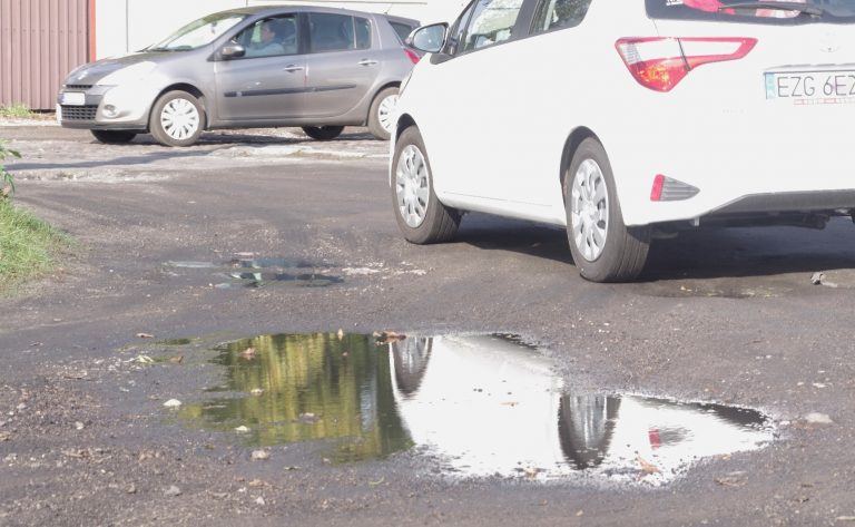 parking przy cmentarzu