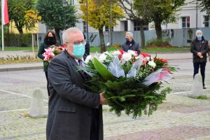 burmistrz składa kwiaty
