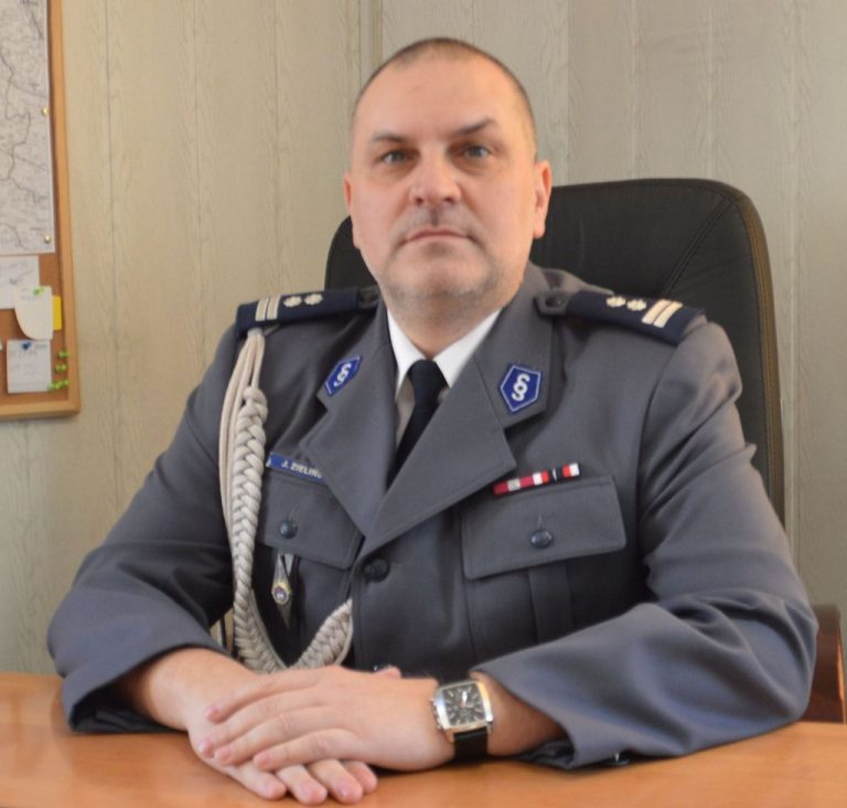 komendant dzwoni na policję