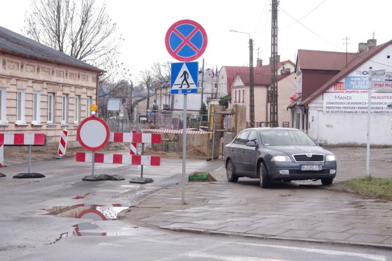 auta na chodniku