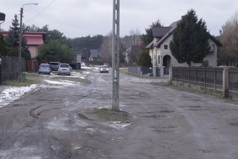 słup pośrodku drogi