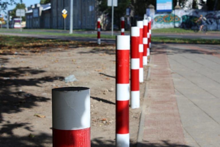 pieszych uratowały słupki