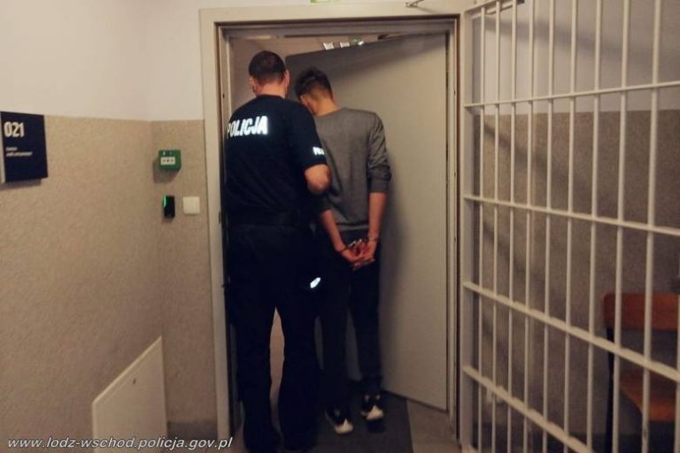 uszkodził bramę