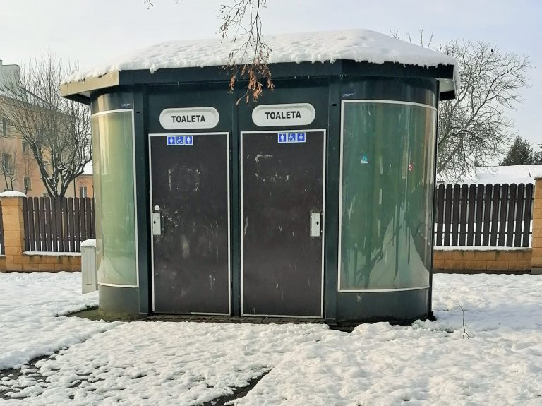 toaleta bez klamek