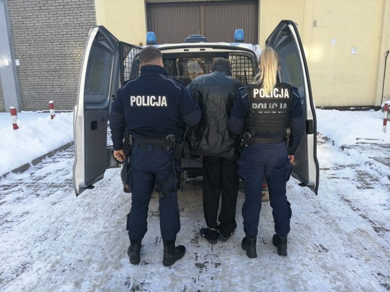 pociął nożem