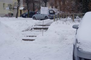 zaśnieżony parking