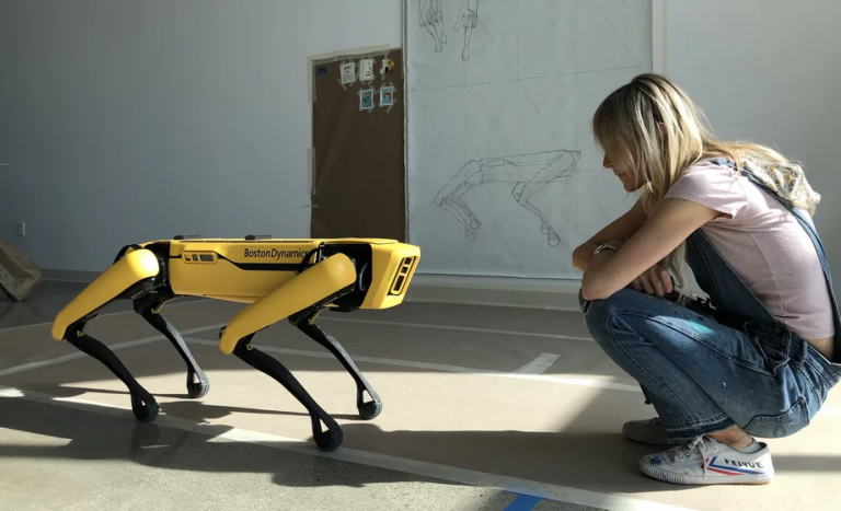 uczy robota malować