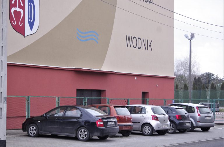 wrak na parkingu