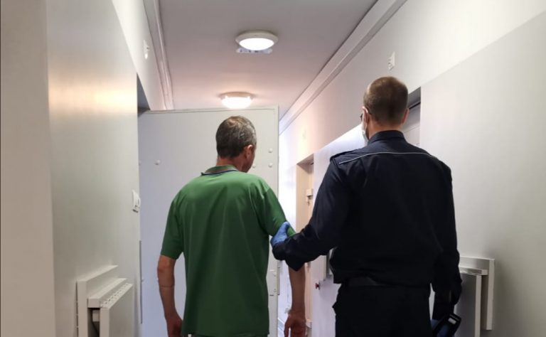 chciał dać policjantom