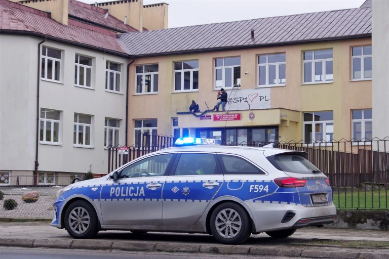 policja przed szkołą