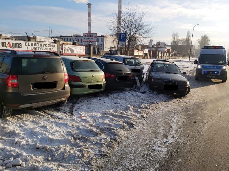 wjechał w zaparkowane
