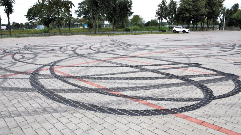 palą gumy