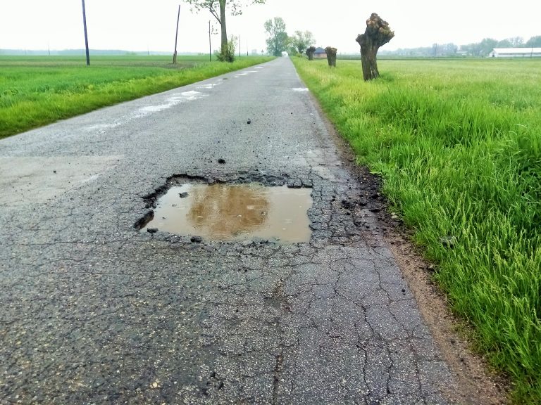 gigantyczna dziura
