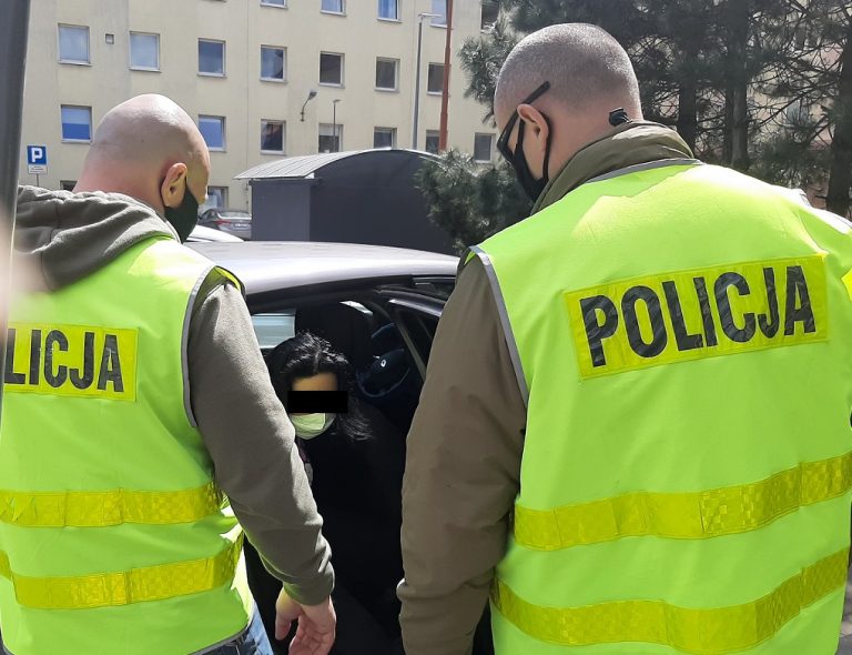 wyrzuciła przez okno