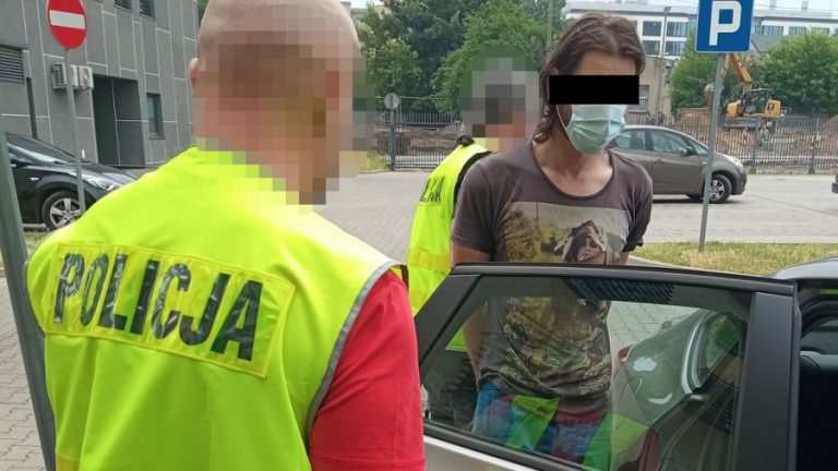 sterroryzował butelką