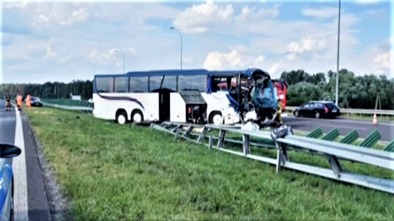 autokar z dziećmi