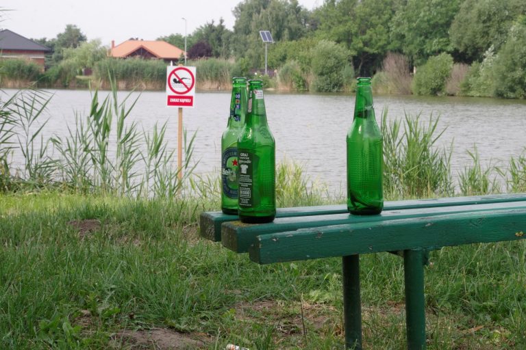 zaniedbany zalew parzęczew