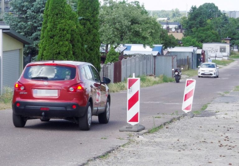 pachołki na drodze