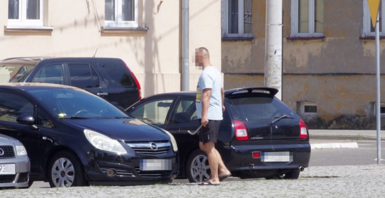 wyskoczył z kluczem