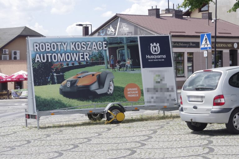 reklamy na placu