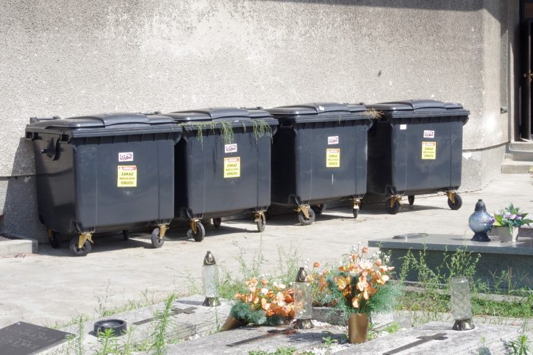 śmieci cmentarz ozorków