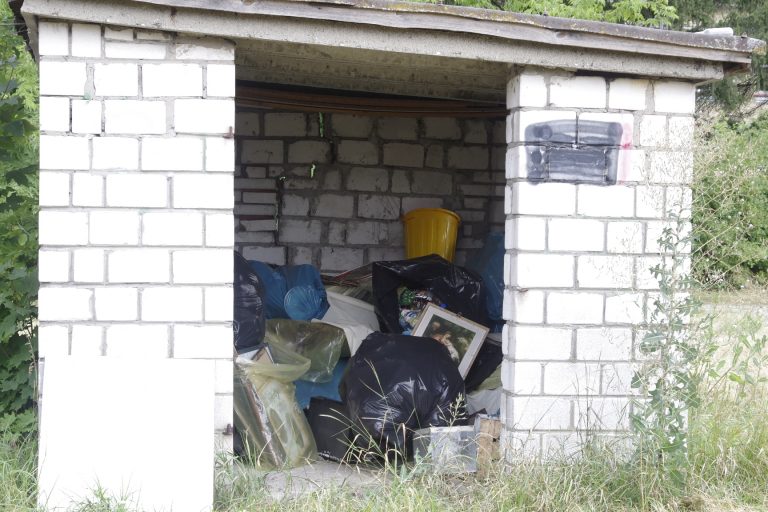święty obraz w śmieciach