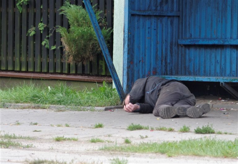 leży na chodniku