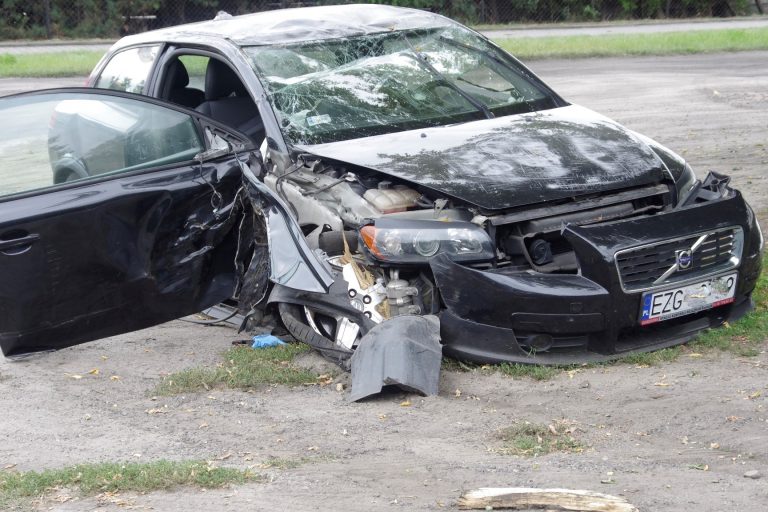 volvo na drzewie ozorków