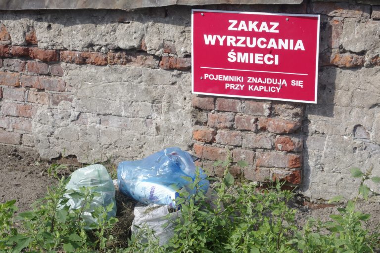 śmieci cmentarz