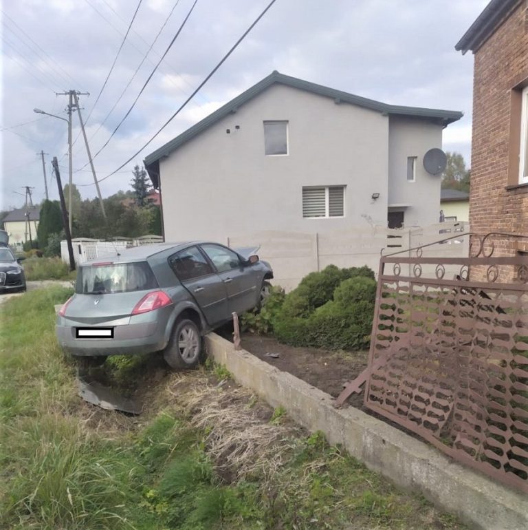 wjechała w ogrodzenie
