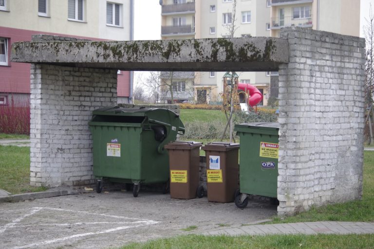 pergola śmieci