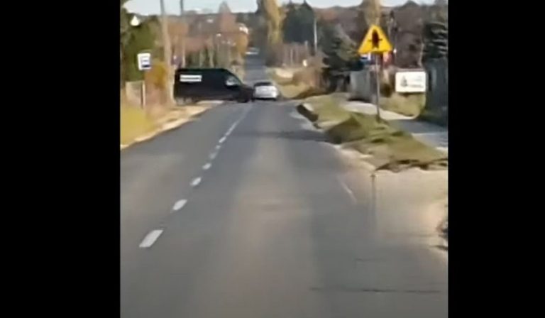 bus uderzył w osobówkę