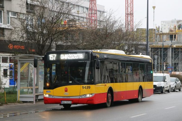 pieszy pod autobusem