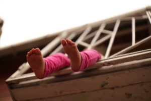 dziecko na balkonie