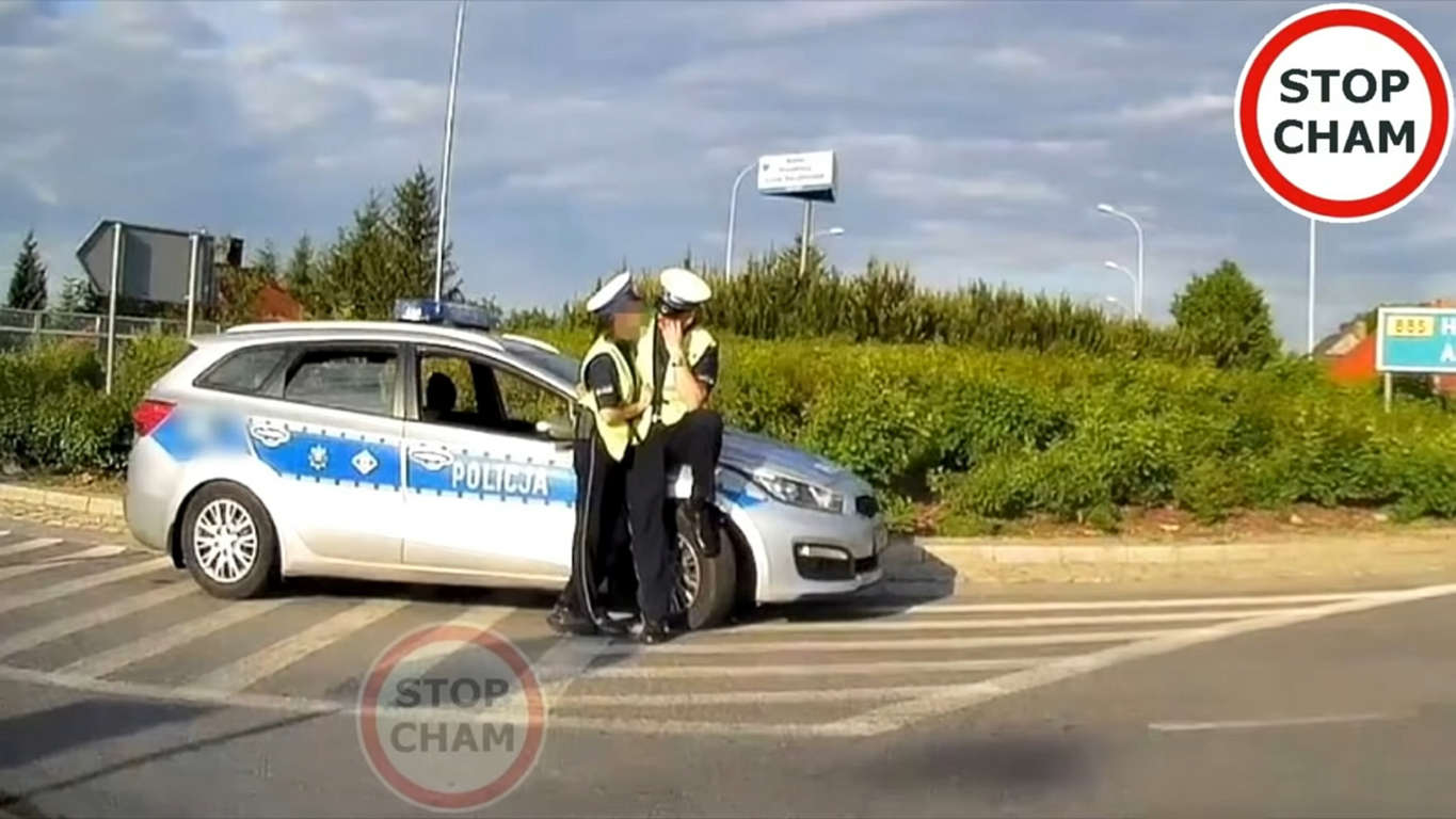 przytuleni policjanci