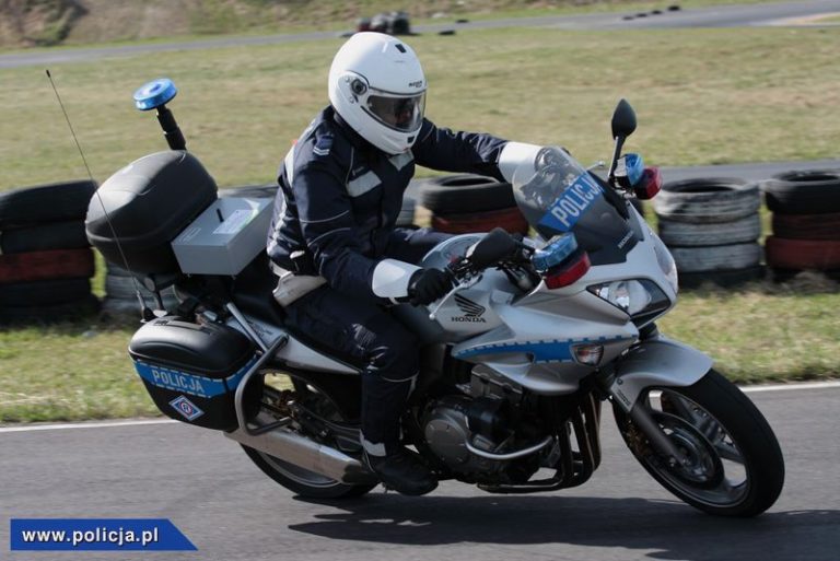 policjant na motorze