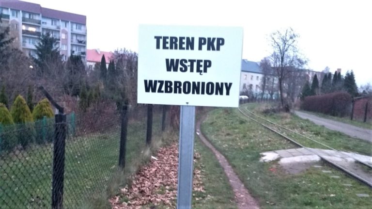 wąskotorówka znak