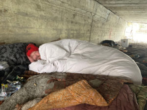bezdomny pod mostem