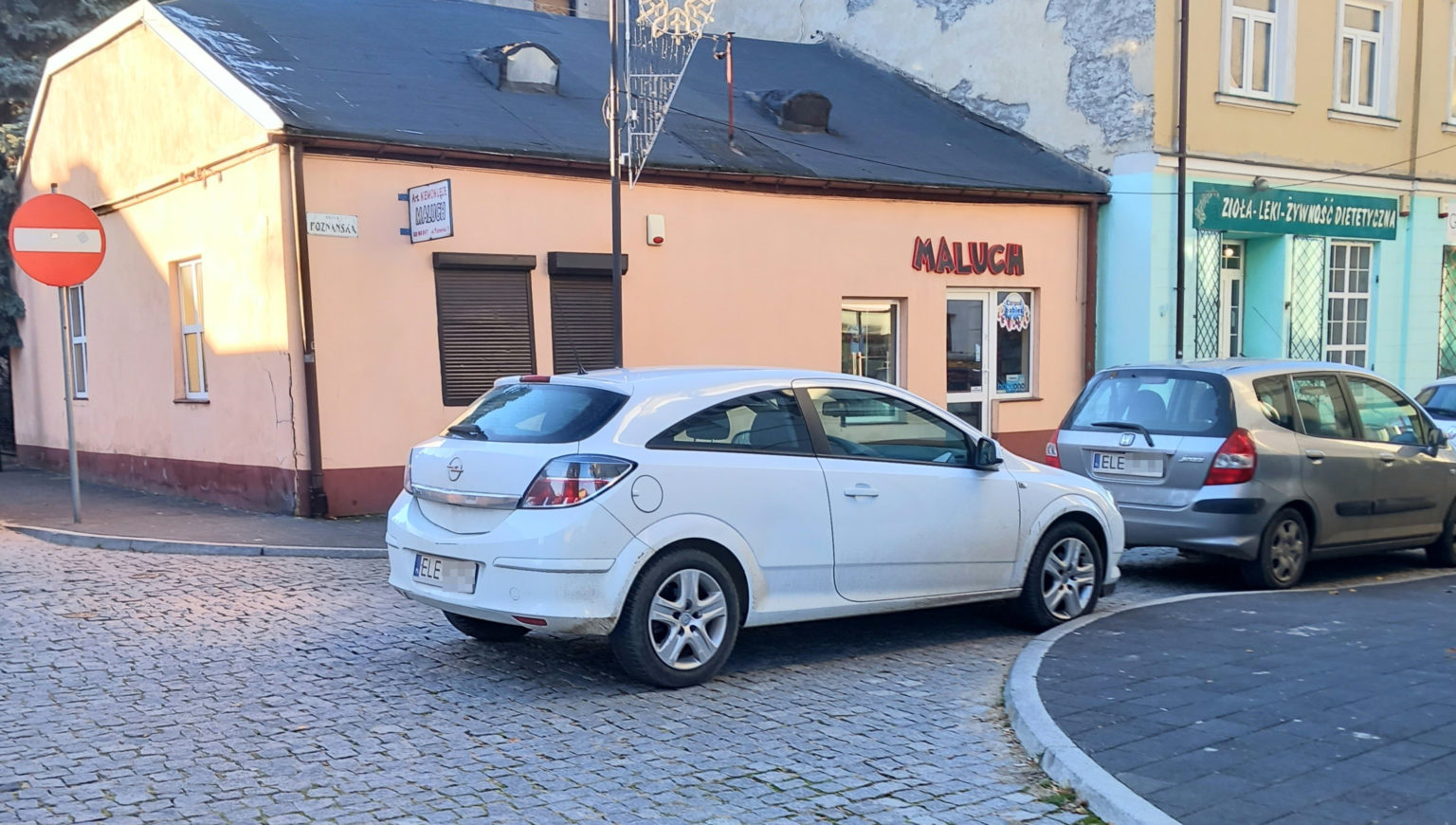 parking na skrzyżowaniu