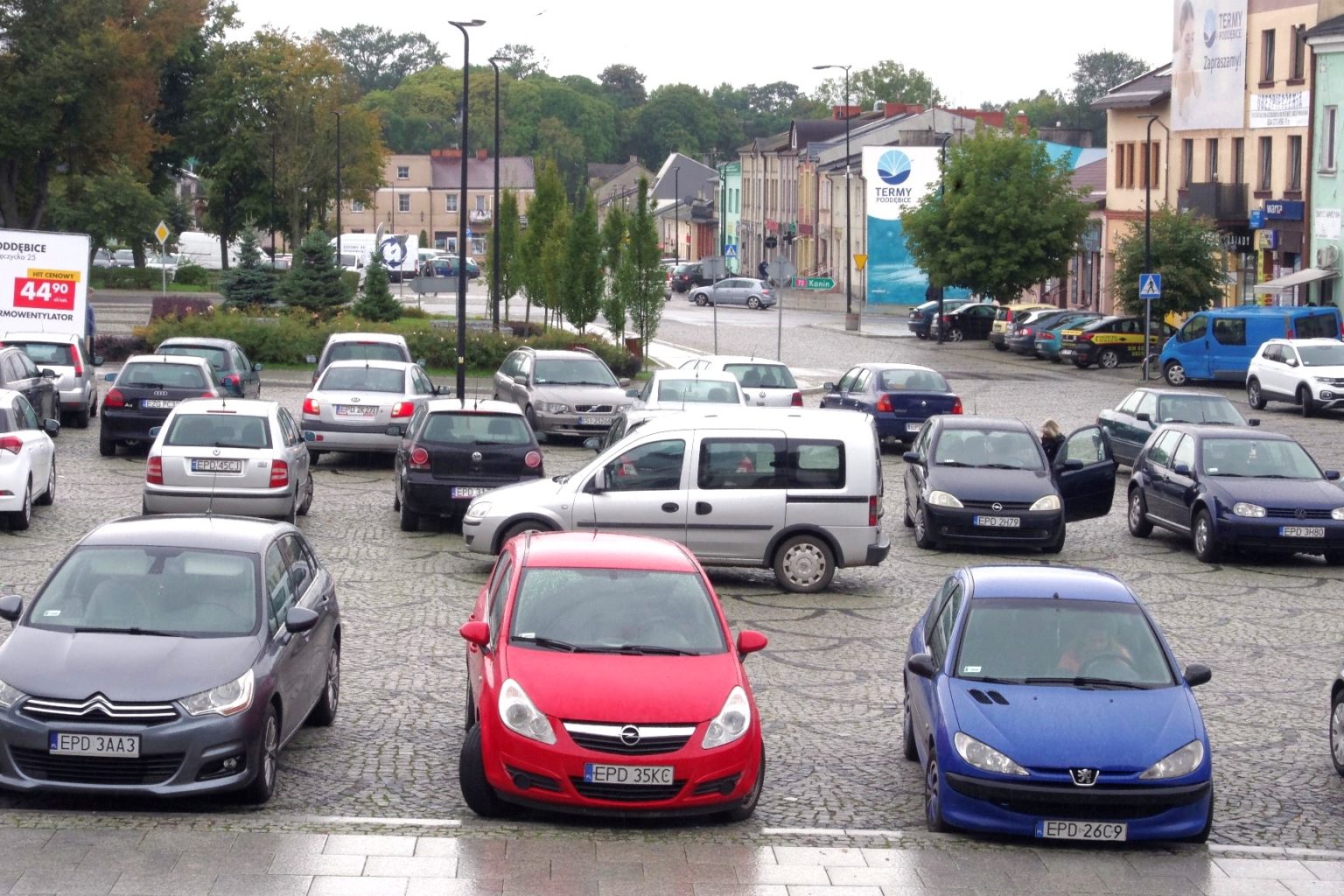 rynek poddębice auta