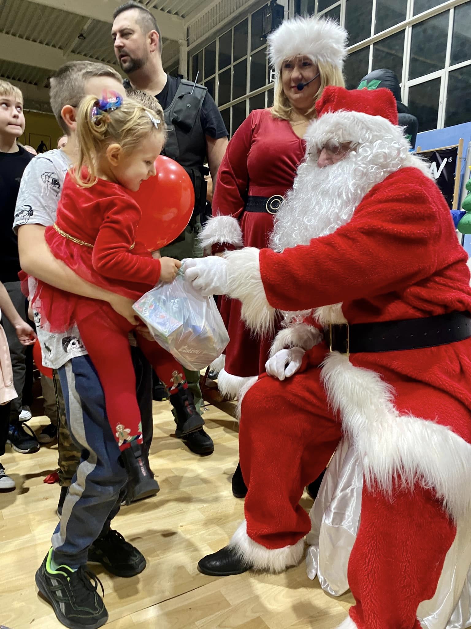 Ogromna euforia dzieci! Śnieg w hali sportowej