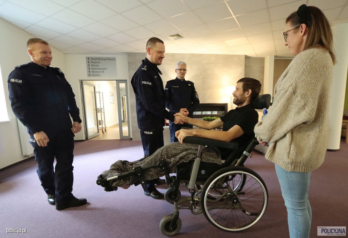Komendanci odwiedzili policjanta z Poddębic, który walczy o zdrowie