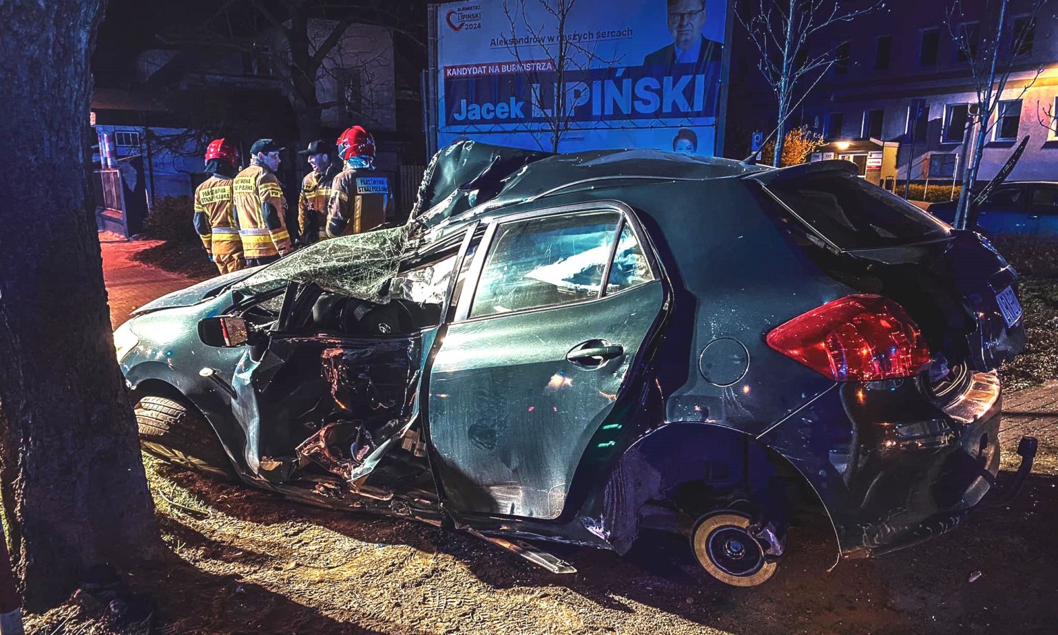 zmiażdżone auto