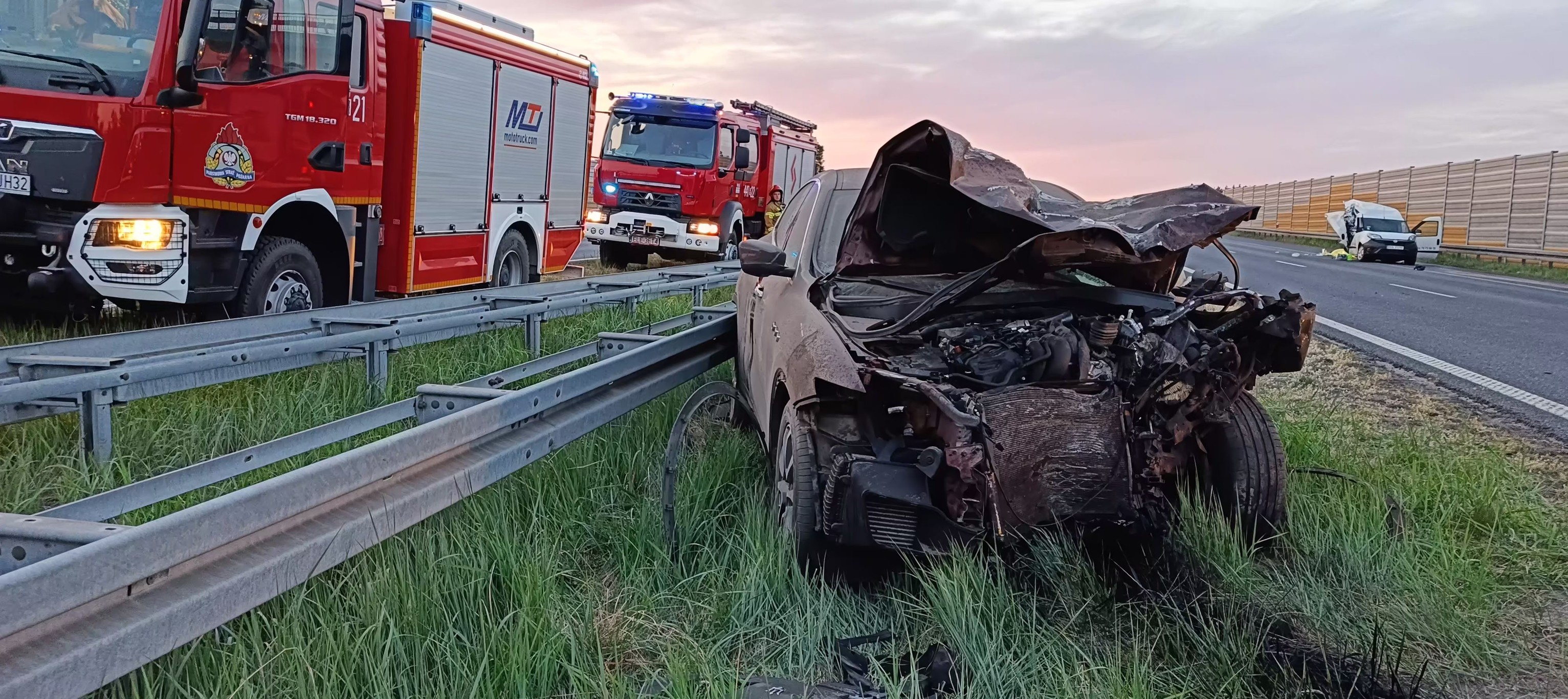 Karambol na autostradzie A2 pod Łęczycą. Zderzyło się 5 samochodów. 1 osoba nie żyje