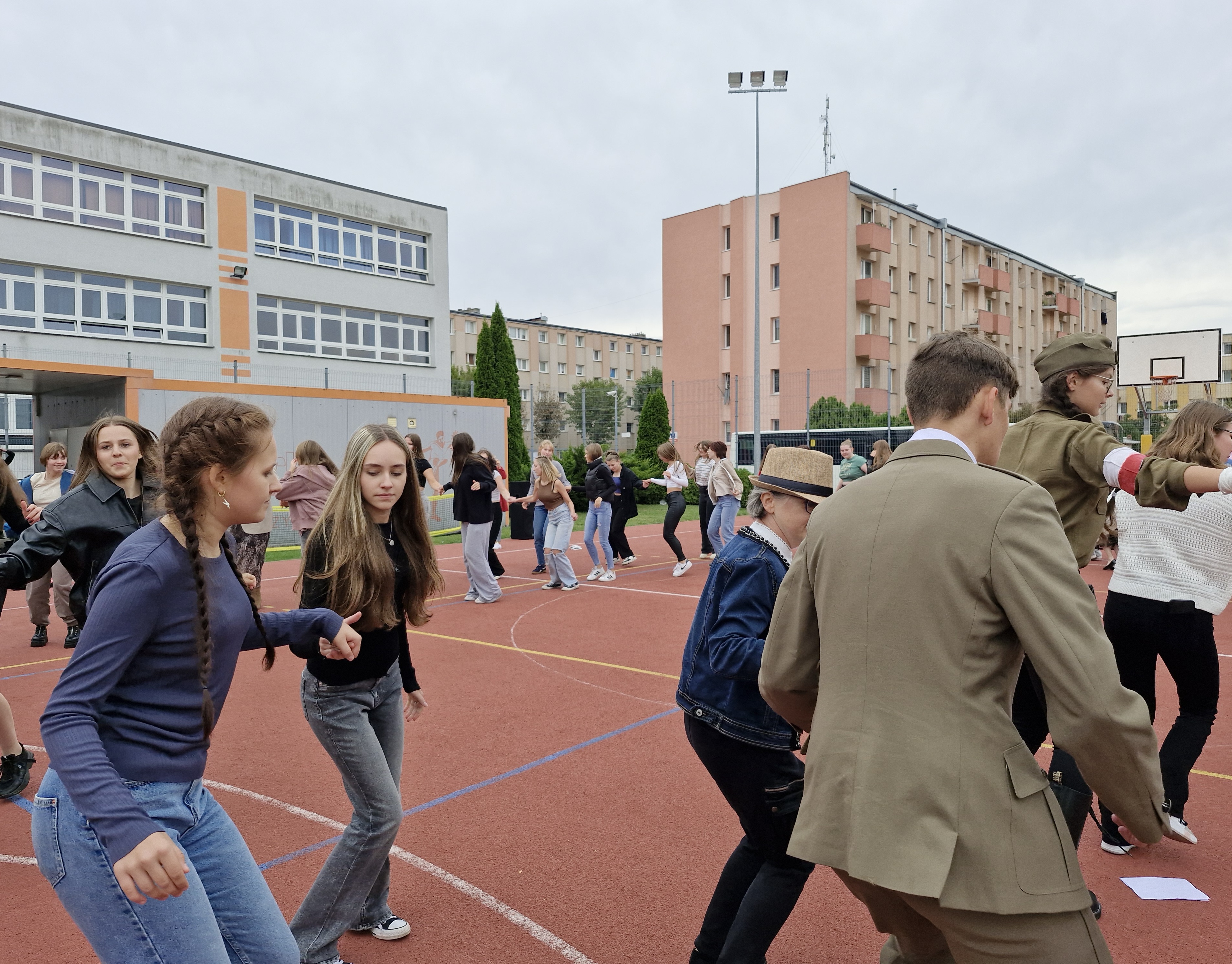 To był dzień! Licealiści zatańczyli belgijkę