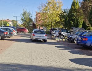 parking przed cmentarzem